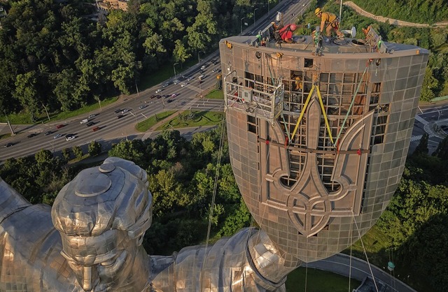 Anstelle von Sowjet-Symbolen trgt die... Sonntag das ukrainische Staatswappen.  | Foto: ROMAN PILIPEY (AFP)