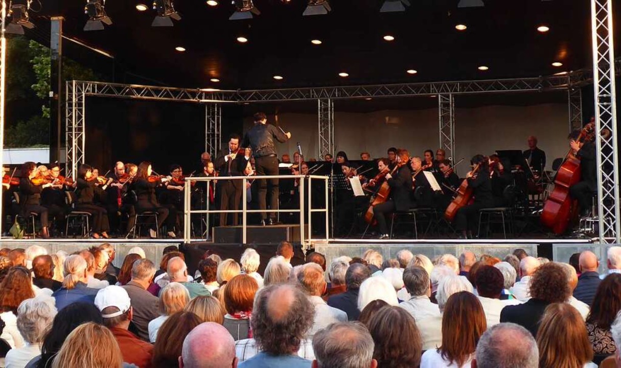 Das Philharmonisches Orchester Freibur... und Orchester von Peter Tschaikowsky.  | Foto: Hans Jürgen Kugler