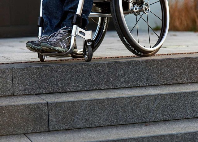 Ein Rollstuhlfahrer sitzt  in seinem Rollstuhl an einer Treppe,  | Foto: Daniel Maurer