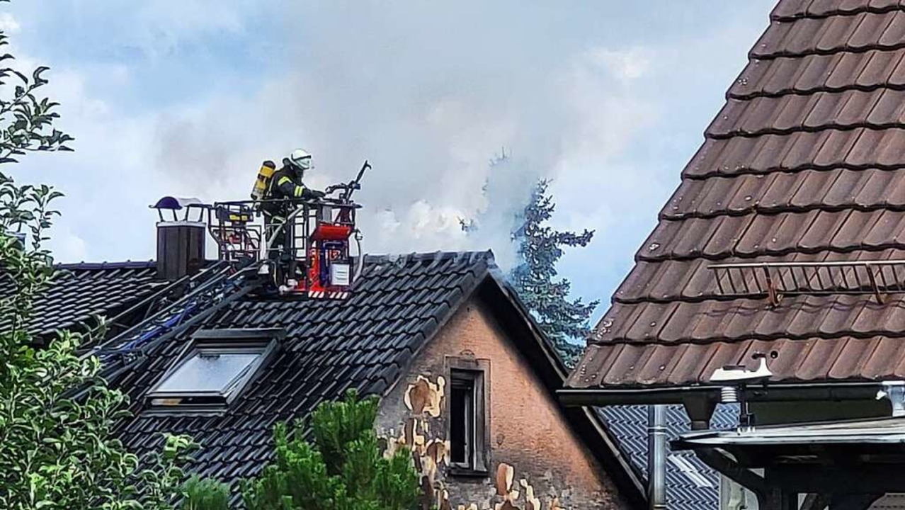 An einem Wohnhaus in Heiligenzell laufen die Löscharbeiten  | Foto: Karl Kovacs