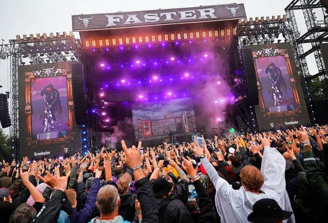 Metal-Fans feiern nach der ffnung des...Band Skindred auf dem Festivalgelnde.  | Foto: Christian Charisius (dpa)