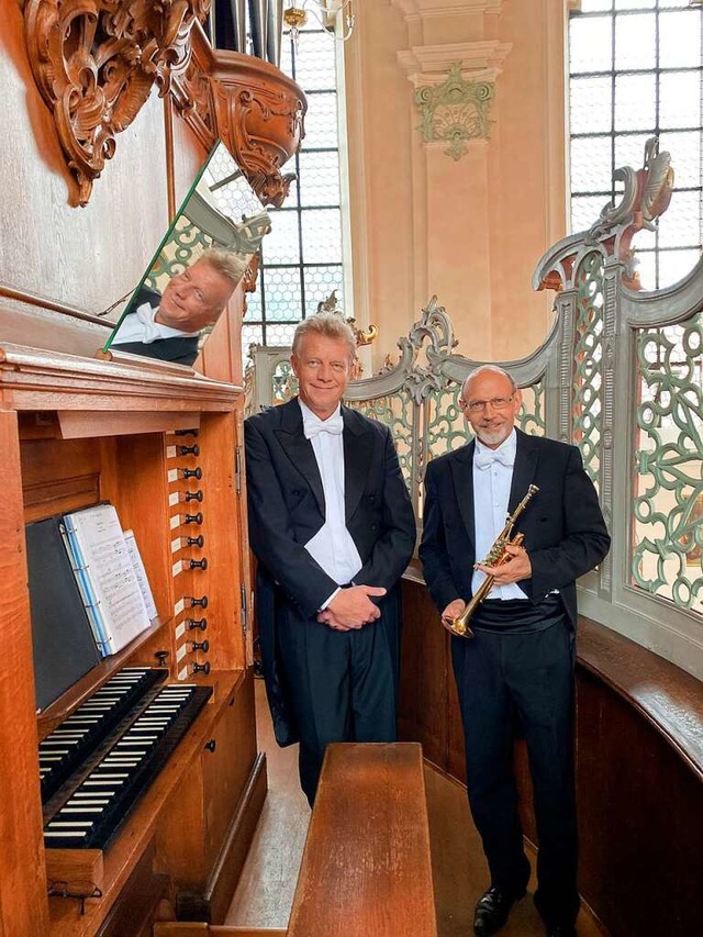 Paul Theis (Orgel) und Bernhard Kratze...  an der historischen Silbermannorgel.  | Foto: Bertold Obergfll