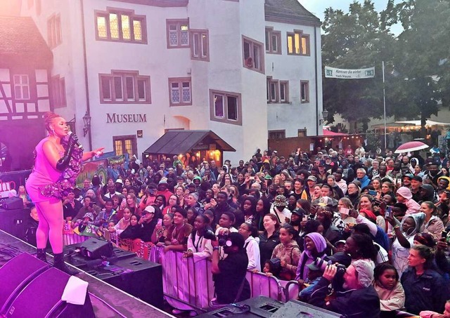 Zum Abschluss nochmals groe Show auf ...emi Alade,  die Knigin des Afro-Pops.  | Foto: Markus Zimmermann