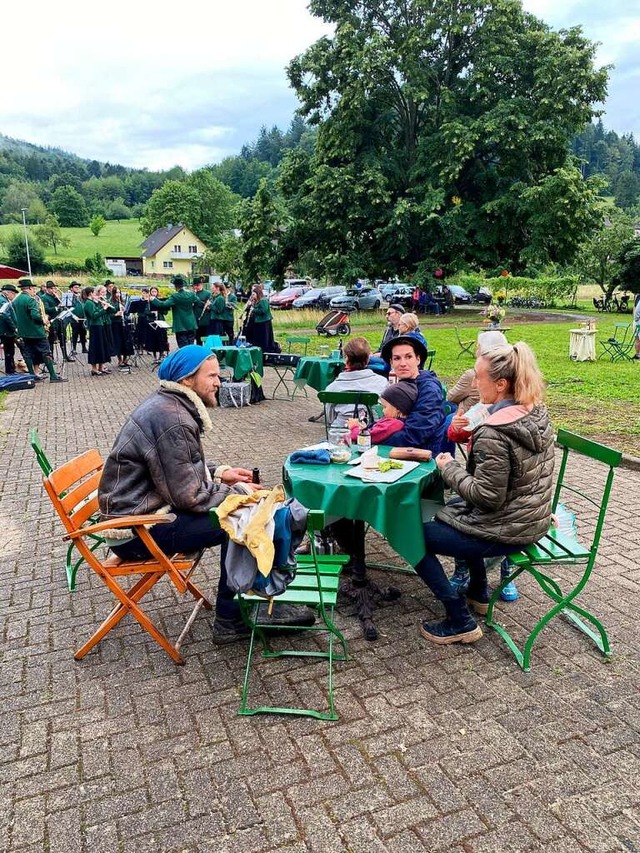 An ber das Gelnde verteilten Sitzgel...tenheimmnster erffnete das Programm-  | Foto: Bertold Obergfll