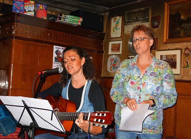 Jasmin Mller (links) und Sabine Sculatti beim Auftritt in der Krone.  | Foto: Gudrun Gehr