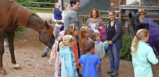 Christina Schrieder begrte zehn Kinder beim Kennenlerntag mit Pferd.  | Foto: Hans-Jrgen Sackmann