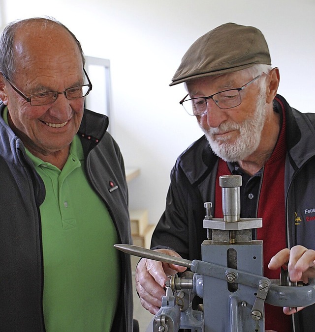 Erhard Fischer (links)  und Paul Wangl...ng alte Verzahnungsmaschinen erklren.  | Foto: Gert Brichta