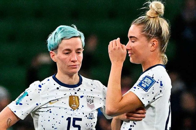 Die US-Spielerinnen Megan Rapinoe (lin...stie Mewis nach dem WM-Aus ihres Teams  | Foto: WILLIAM WEST (AFP)