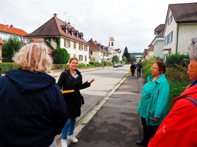 Stadtfhrerin Ulrike Maunz zeigt Huse... der Mmattstrae aus dem Jahre 1911.  | Foto: Boris Burkhardt