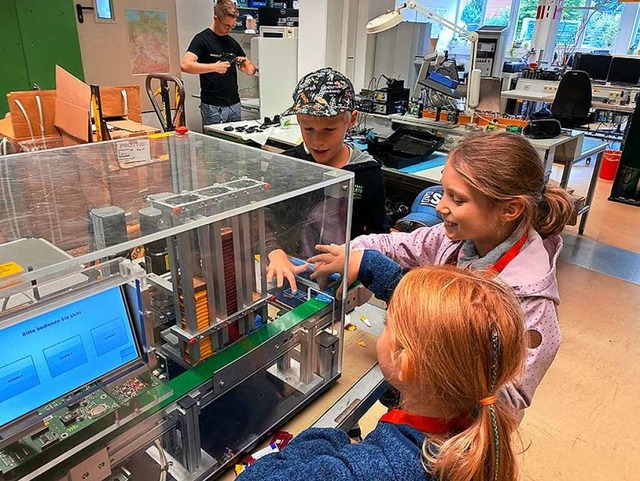 Die Besichtigung der Lehrwerkstatt weckte das Interesse der jungen Besucher.  | Foto: Hectronic