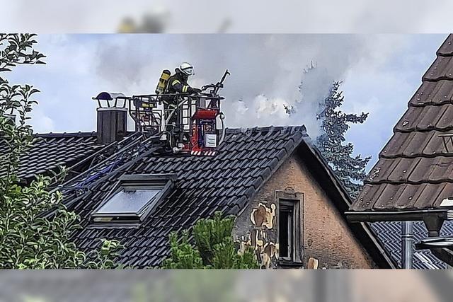 Feuerwehr lscht Brand eines Wohnhauses