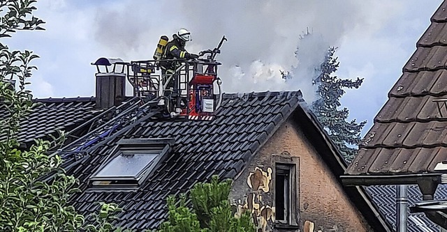 Einsatzkrfte lschen das Feuer, das i...aus in Heiligenzell ausgebrochen war.   | Foto: Karl Kovacs