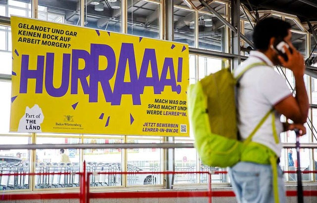 Das umstrittene Plakat am Stuttgarter Flughafen.  | Foto: Christoph Schmidt (dpa)