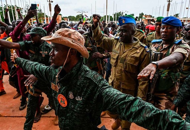 Amadou Abdramane (2. v.  r.), einer de...t haben, grt in Niamey Untersttzer.  | Foto: - (AFP)