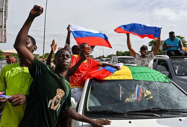 Demonstration fr die Putschisten im Niger &#8211; mit russischer Flagge.  | Foto: - (AFP)