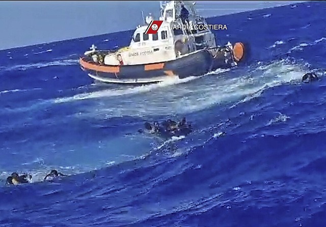 Die italienische Kstenwache rettete  ... sdlich von Lampedusa aus dem Wasser.  | Foto: ITALIAN COASTGUARD (AFP)