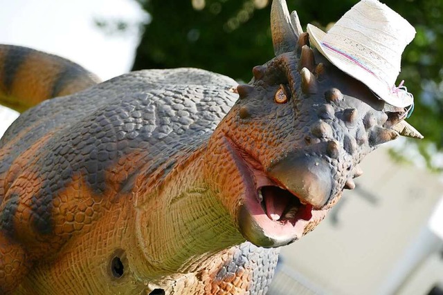 Mit dem Dino sollen die Kinder Spa ha...fr Einschchterung, erzhlt Weisheit.  | Foto: Lukas Mller