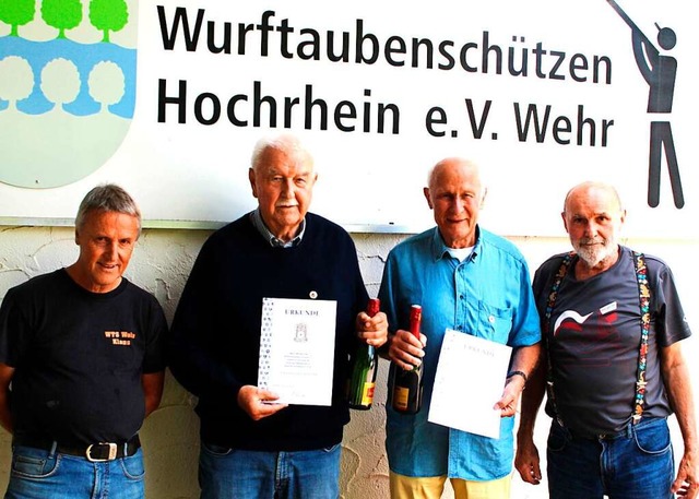 Der Vize-Prsident der Wurftaubenscht...Zweiter von links) und Helmut Grsslin  | Foto: Hansjrg Bader