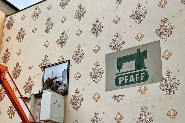 An der L�uger-Fassade in L�rrach h�ngt das erste historische Foto