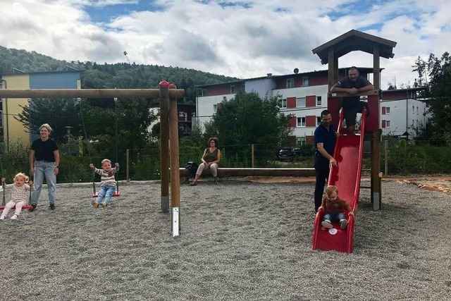 Kinder der Kanderner Gartenstadt freuen sich �ber den Spielplatz