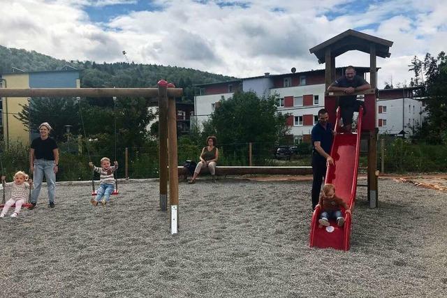 Kinder der Kanderner Gartenstadt freuen sich ber den Spielplatz