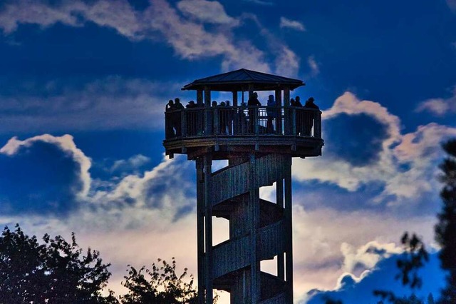 Warten auf dem Supermond auf dem Seeparkturm.  | Foto: Peter Lewald