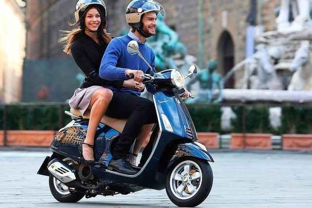 Ohne Helm, ohne F�hrerschein und ohne Nummernschild durch Freiburg-Haslach