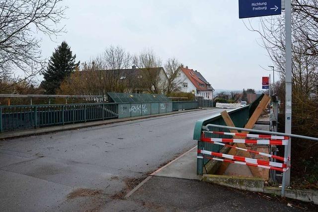 Randalierer haben Autos, Ampeln, Schilder und Absperrungen in Schallstadt zerstrt