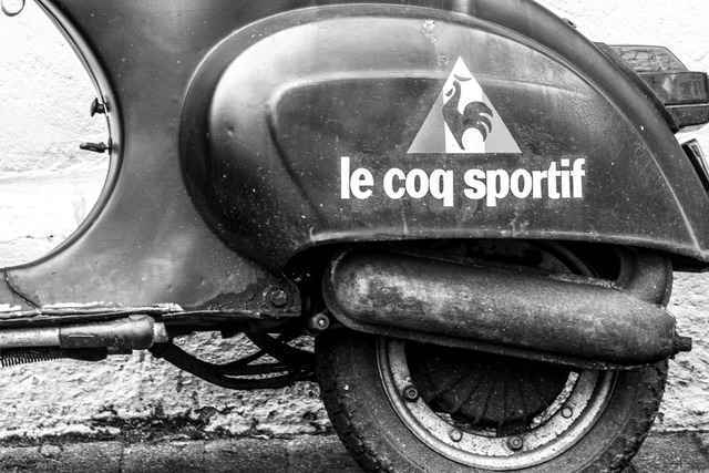 Ohne Helm, ohne F�hrerschein und ohne Nummernschild durch Freiburg-Haslach