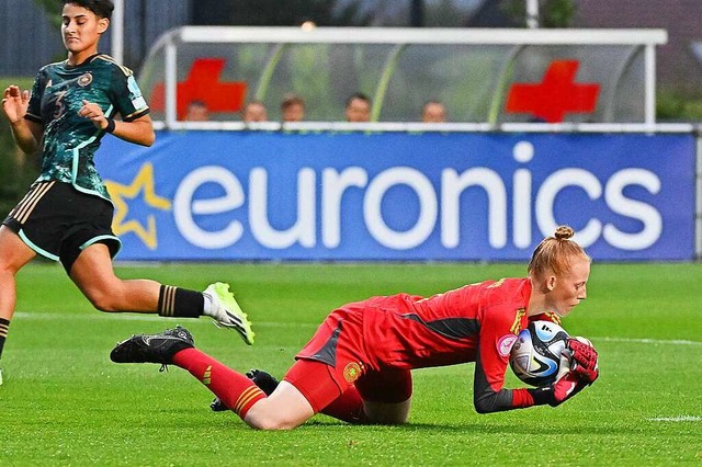 Rebecca Adamczyk glnzte als sicherer ...le gegen Spanien gleich zwei Elfmeter.  | Foto: IMAGO/Dirk Vuylsteke
