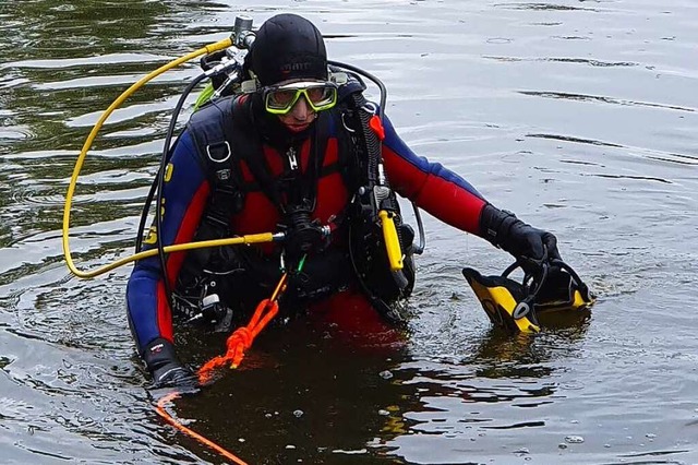 Ein ehrenamtlicher Einsatztaucher der ...cht aus dem Wuhrloch in Neuenburg auf.  | Foto: Hannes Selz