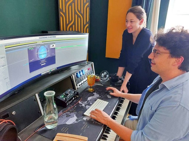Julian Erhardt und Victoria Hillestad ...ldschirm, auf dem ihre Musik entsteht.  | Foto: Uwe Schwerer