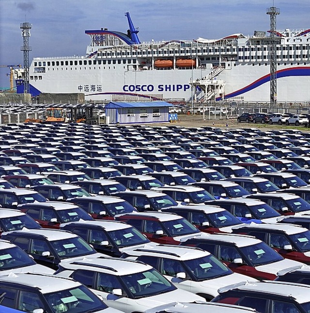 Chinesische Autos warten auf den Export.  | Foto: Uncredited (dpa)