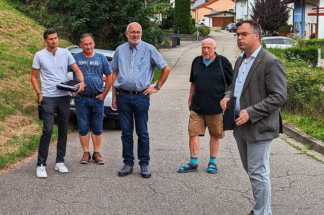 Brgermeister Ulrich Krieger (rechts) ...-Termin im Laufenburger Hans-Thoma-Weg  | Foto: Julia Becker