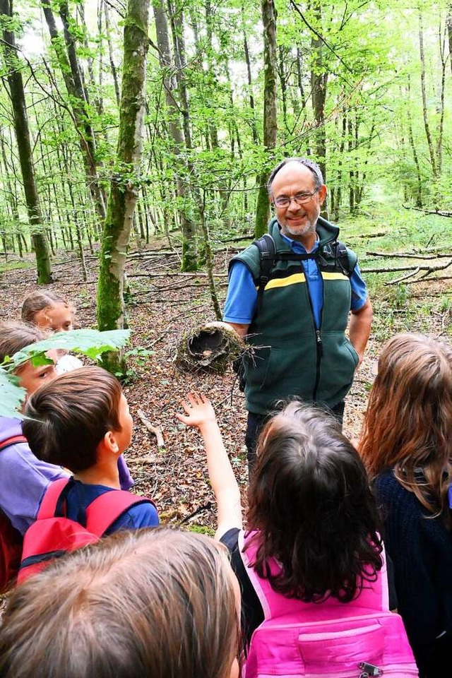 Waldpdagoge Frank Otteni entdeckte mit Kindern die kleinen Wunder des Waldes.  | Foto: Markus Zimmermann