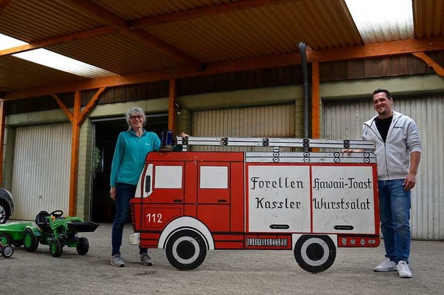 Karin Meyer stellt der Feuerwehr ihren...andant Fabian Buchholz freut &#8217;s.  | Foto: Sophia Hesser