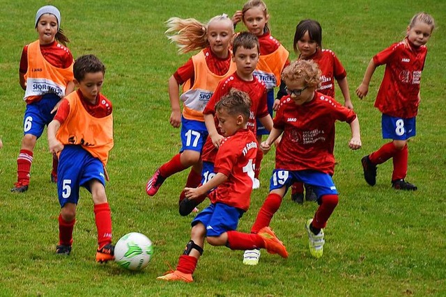 Auch die Bambinis waren bei der Jechtinger Sportwoche mit Eifer dabei.  | Foto: Roland Vitt