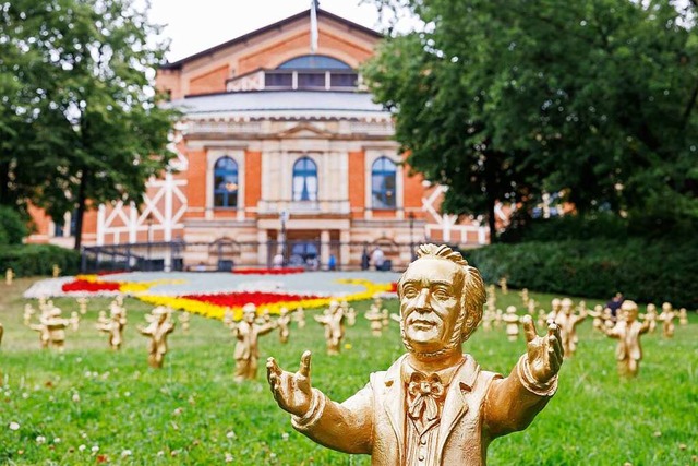 Da waren sie noch da: Ottmar Hrls gol...agner vor dem Bayreuther Festspielhaus  | Foto: Daniel Karmann (dpa)