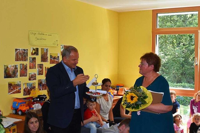 Inmitten &#8222;ihrer&#8220; Kindergar...en Scheidung feierlich Gisela Metzger.  | Foto: Roland Vitt