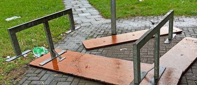 Der Bnkle-Treff beim Sportplatz  Wass...ut von Unbekannten mutwillig zerstrt.  | Foto: Manfred Kopfmann