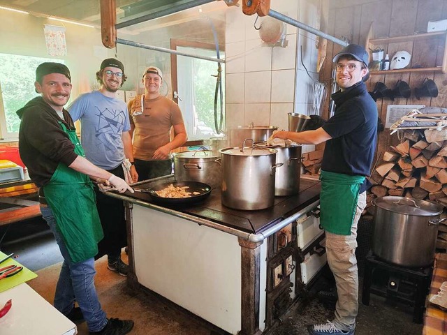 Das Kchenteam kocht auf einem 100 Jahre alten Holzofen.  | Foto: Elke Kamprad