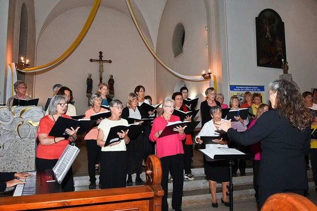 Burga Schall dirigiert den Studienchor...gwoche beim Auftritt in Hchenschwand.  | Foto: Stefan Pichler