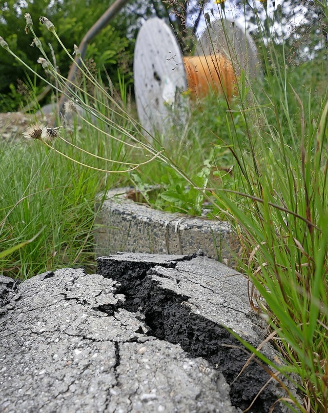 Asphaltreste, die das insolvente Unter...t, muss die Gemeinde jetzt entsorgen.   | Foto: Sebastian Barthmes