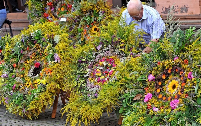 Wagenradgroe Kruterbschel sind die ...Gengenbacher Mari-Himmelfahrts-Fests.  | Foto: Rolf Haid