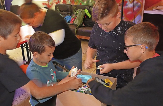 Die Kinder haben Spa mit der Lego-Kiste.   | Foto: Gerd Leutenecker