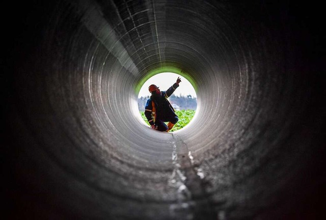 Knapp einen  Meter Durchmesser haben die neuen Gasrohre.  | Foto: Patrick Pleul