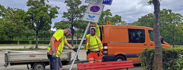 Stefan Schill (links) und Matthias Nb...einem  &#8222;Mach Blau-Bnkle&#8220;.  | Foto: Katharina Schrader, Gemeinde Denzlingen