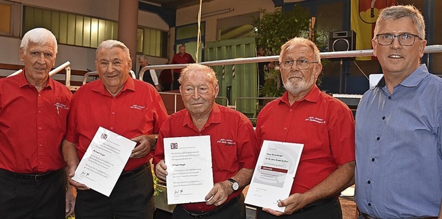 Treue Snger (von links): Manfred Scho...ger, ganz rechts Willi Ritter vom KSR.  | Foto: Roland Vitt