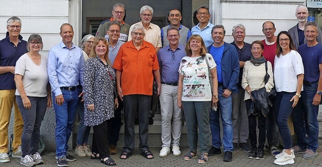 Mitglieder des Lions Clubs Kaiserstuhl... vor dem Allerweltsldele in Kenzingen  | Foto: Martin Bos