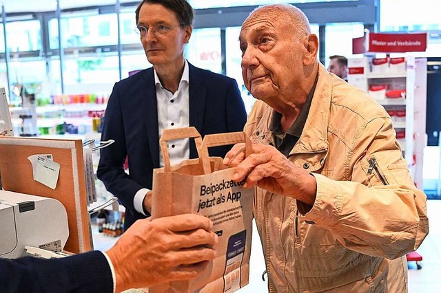 Bundesgesundheitsminister Karl Lauterb...lt in einer Apotheke das E-Rezept vor.  | Foto: Annegret Hilse (dpa)